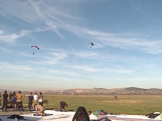 Sărituri cu paraşuta în tandem, de la trei mii de metri, în Târgu-Mureş