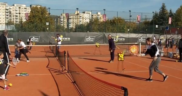 Peste 300 de copii din Cluj au avut ocazia să joace tenis cu Simona Halep, Ilie Năstase şi Ion Ţiriac