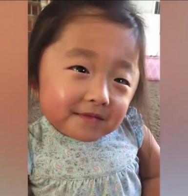 Momentul emoţionant în care o fetiţă îi mărturiseşte mamei sale adoptive a iubit-o din prima clipă