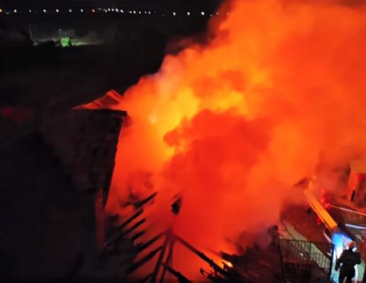 Incendiu violent la o casă din Bistriţa Năsăud. Flăcările imense au ajuns şi la gospodăriile învecinate
