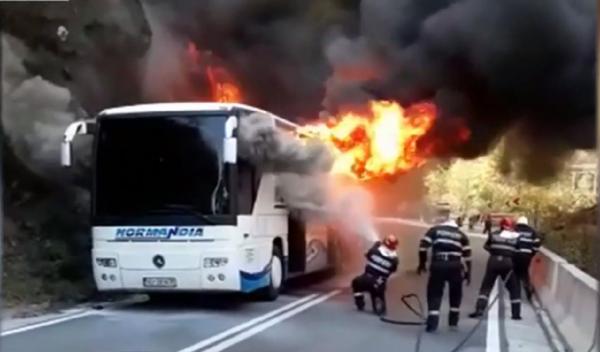 Momente de groază pe Defileul Jiului. Un autocar plin cu pasageri a luat foc în mers