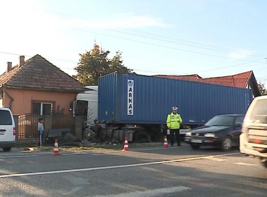 O femeie din Mureş s-a trezit în casă cu un tir care ieşise de pe drum (Video)