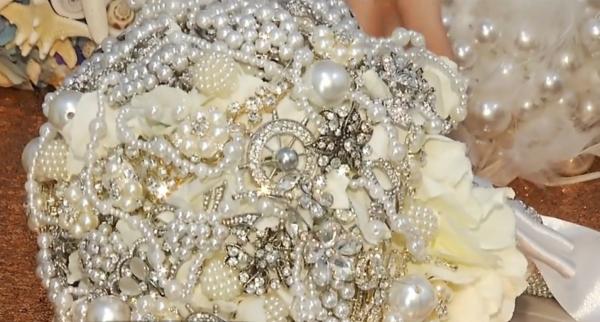 Buchet de mireasă cu poveste. Iată din ce accesorii inedite poate fi realizat