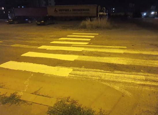 Un localnic din Piatra Neamţ şi-a făcut singur trecere de pietoni cu o găleată de vopsea lavabilă