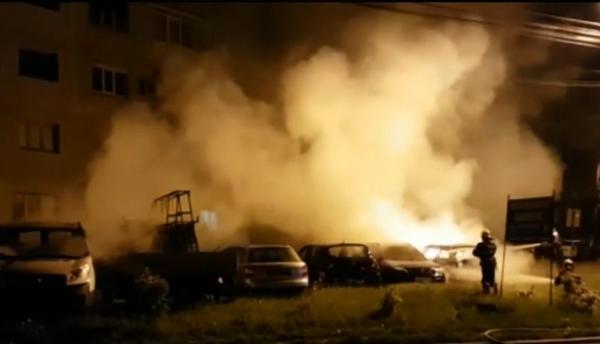 Maşini incendiate în Arad, cel mai probabil din cauza unor reglări de conturi între interlopi