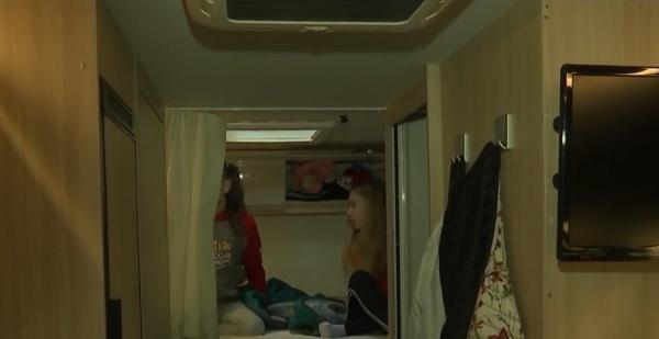 Zeci de copii fără posibilităţi, plimbaţi prin ţară cu prima tabără mobilă