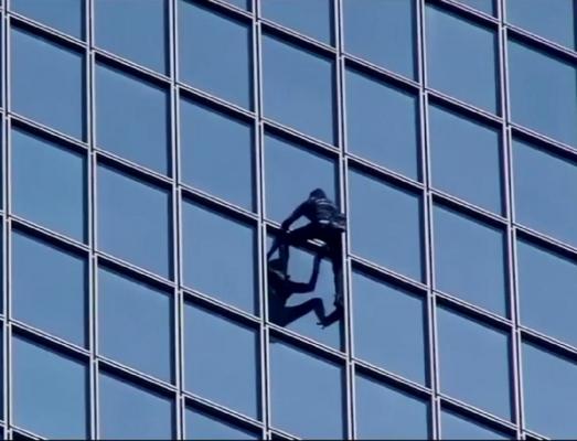 Francezul Alain Robert, supranumit "Spiderman", s-a apucat de cântat