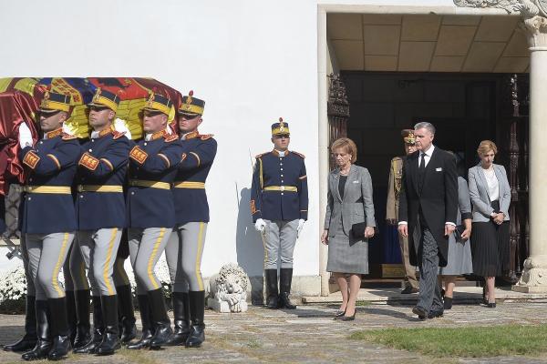 Mii de români au aşteptat cu emoţie repatrierea rămăşiţelor Reginei-Mamă Elena (Video)