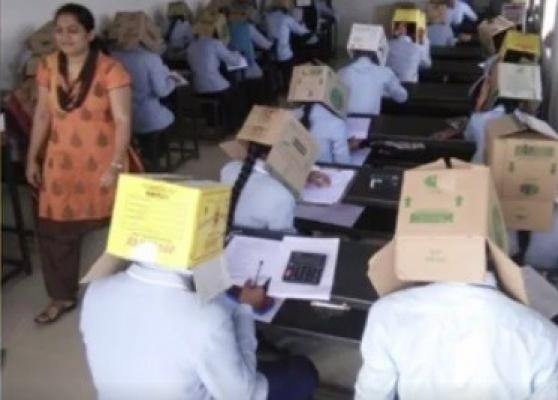 Cum au încercat profesorii unui colegiu din India să-i ţină pe elevi departe de copiat