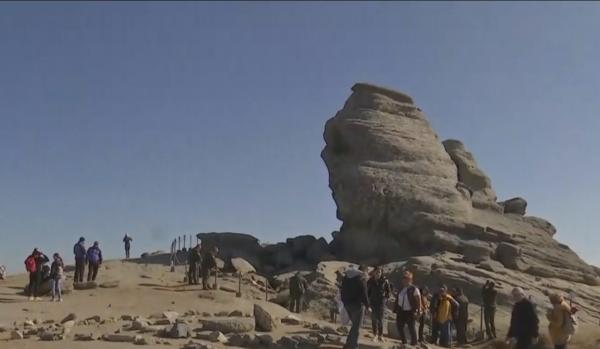 Sfinxul din Bucegi a fost înconjurat cu un gard, pentru a fi protejat