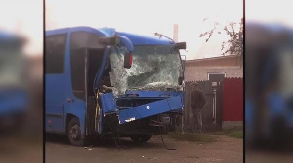 Un autocar cu nuntași a spulberat gardul unei case, în Buzău, în timp ce circula pe ceață