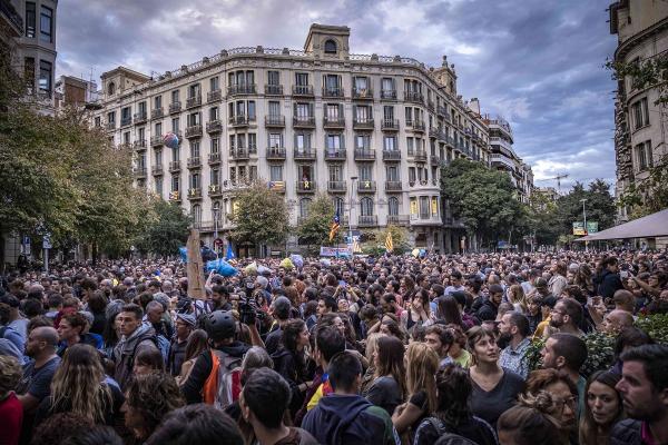 Românii afectaţi de protestele din Barcelona vor să se mute în alte oraşe