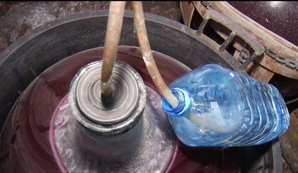 Trei morţi şi doi răniţi, la Bacău, din cauza gazului emanat de vinul lăsat la fermentare