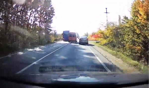 Depășire criminală în Maramureș. Dubă, la centimetri de impactul cu un TIR