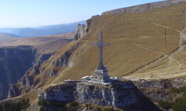 Cel mai spectaculos şantier al României, în inima Carpaţilor. Crucea de pe Caraiman a intrat în reparaţii