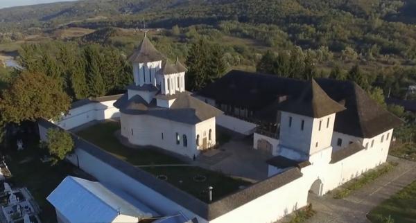 Comuna Apostolache din Prahova, de o frumusețe rară, imposibil de vizitat din cauza drumurilor