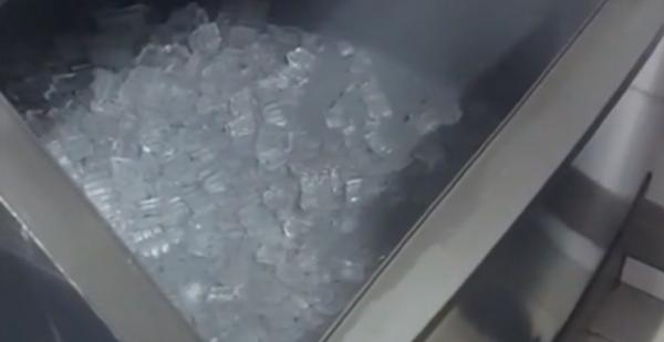 Gheaţă cu bacterii periculoase şi germeni, găsite de inspectorii ANPC la un cunoscut fast-food