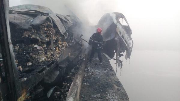 Un tânăr s-a aruncat în Olt, dintr-un TIR în flăcări