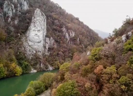 Chipul lui Decebal, sculptat în stâncă, nu este finalizat