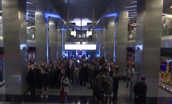 Prezentare de modă inedită, la metroul din Moscova