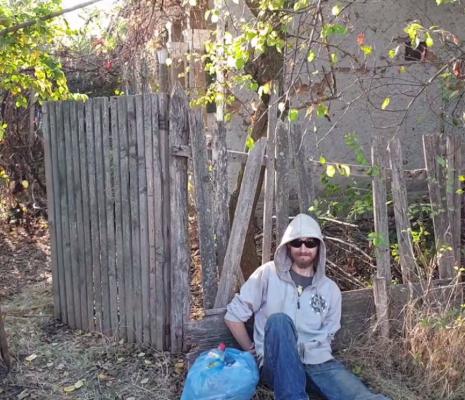 Un bărbat din Teleorman s-a urcat pe un coteţ și a început să tragă cu arma în muncitori