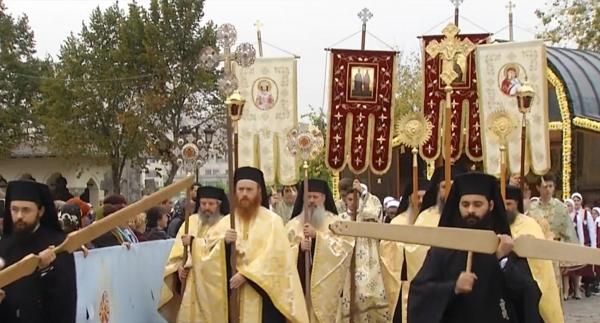 Mii de credincioşi la pelerinajul de Sfântul Dumitru, în Bucureşti