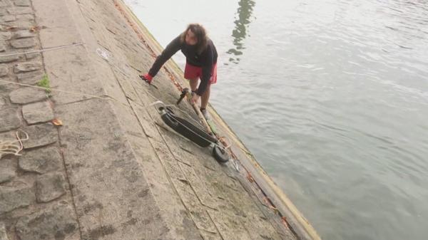 Pescarul de trotinete electrice, un nou job apărut la Paris (Video)