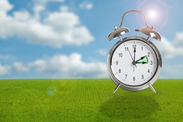 România trece la ora de iarnă. Care sunt efectele asupra organismului