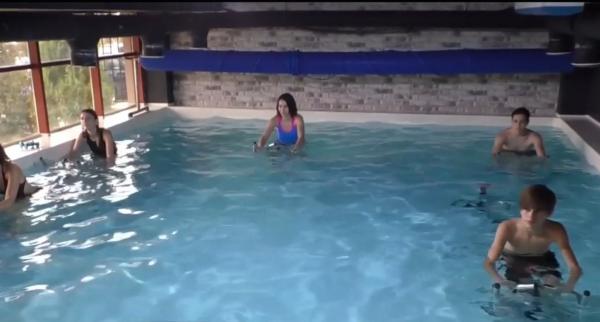 Pe bicicletă, în apă. Care sunt beneficiile Aqua Cyclingului