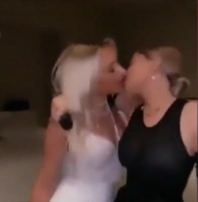 Kylie Jenner, mezina clanului Kardashian, sărut fierbinte cu cea mai bună prietenă, de Halloween