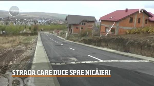 Strada din Piatra Neamţ care duce spre nicăieri, dar care se termină cu o trecere de pietoni şi un semafor