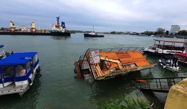 O navă cargo uriaşă a distrus şi scufundat un ponton pe faleza din Tulcea