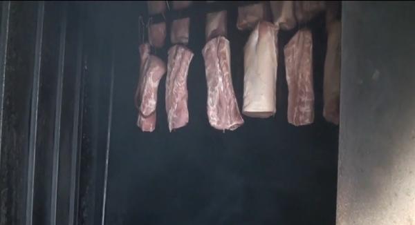 Românii pregătesc comenzile de carne pentru Crăciun