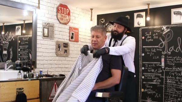 Preot și frizer, în același timp. Padre, aşa cum îi spun prietenii, folosește tehnici de tuns vechi de sute de ani