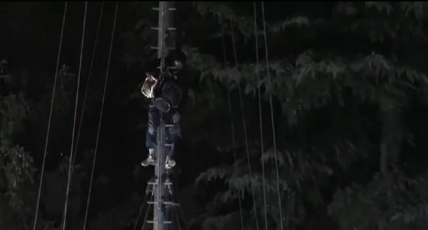 Român, protest extrem pe un stâlp de electricitate, în Milano, de dorul fiicelor