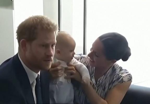 Archie, băiatul prinţului Harry, cel mai îndrăgit suporter al echipei de rugby a Angliei