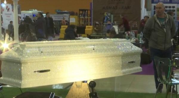 Târgul pompelor funebre de la Moscova. Cel mai inedit sicriu (Video)