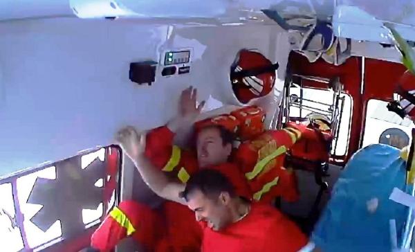 Imagini din interiorul unei ambulanțe SMURD în timp ce este lovită de mașină
