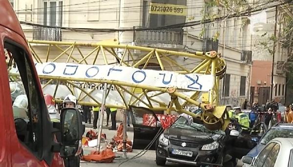 Tânărul căruia i-a căzut o macara în cap în Bucureşti, când era la volan, luptă să supravieţuiască