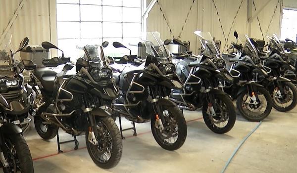 Holelul pentru motociclete, soluția celor care nu au unde să-și depoziteze motoarele