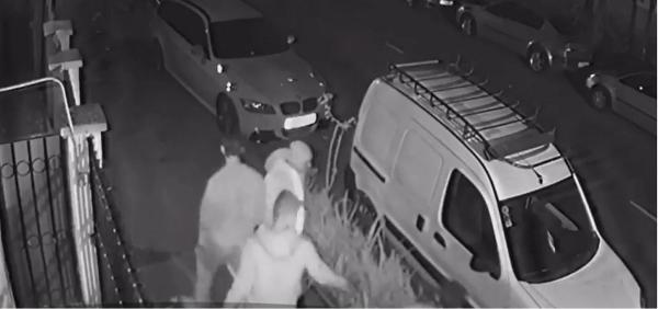 Patru bărbaţi, filmaţi când vandalizează 11 maşini din nordul Bucureştiului