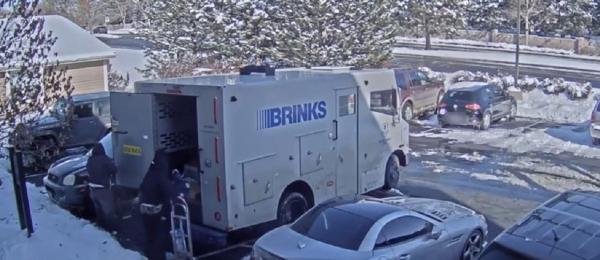 Jaf ca în filme în Statele Unite ale Americii. O maşină blindată ce transporta bani a fost jefuită de trei indivizi înarmaţi