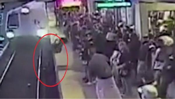 Bărbat din California, salvat în ultima clipă din calea metroului