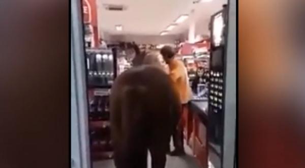 Bărbat din Buzău, cu un cal în supermarket