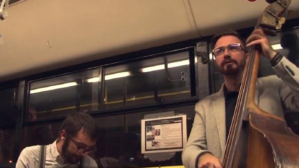 Muzică jazz live în mijloacele de transport în comun din Ploiești