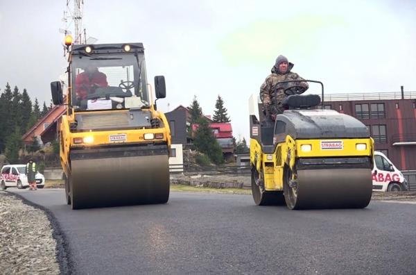 Drumul care duce la staţiunea Parâng a început să fie asfaltat