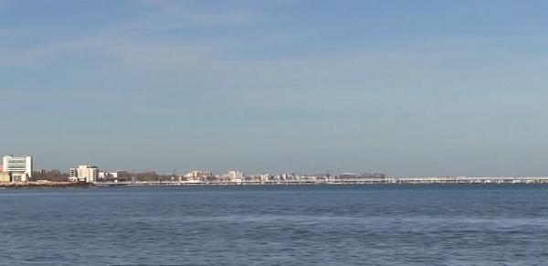 Turiştii profită de vremea bună şi invadează litoralul chiar şi în noiembrie