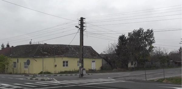 Şosele importante din România, afectate de stâlpii uitaţi în mijlocul drumurilor (Video)