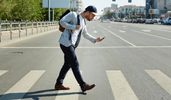 Telefonul mobil face tot mai multe victime în rândul pietonilor