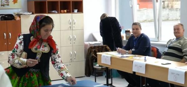 Localnici din Maramureş şi Moldova au votat în costume populare
